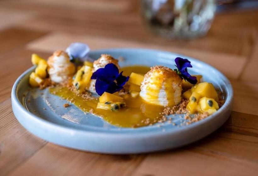 Отель The Sheep And Penguin