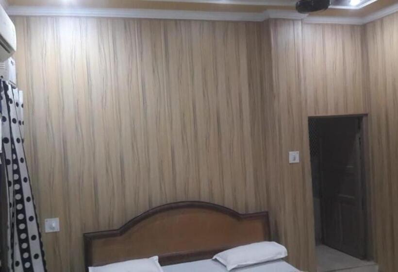 ホテル Urvashi Srinagar