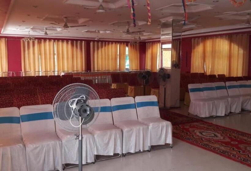 ホテル Urvashi Srinagar