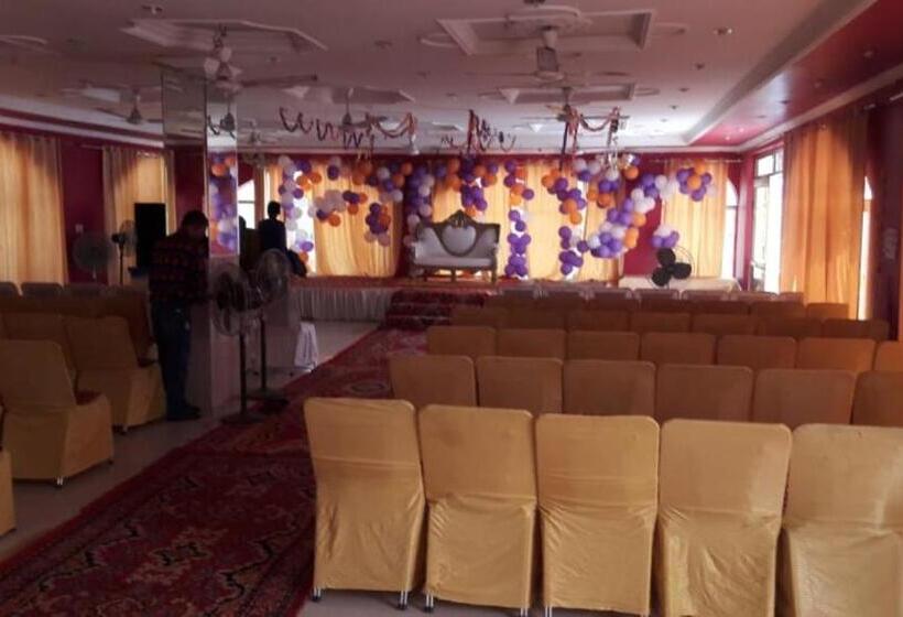 ホテル Urvashi Srinagar