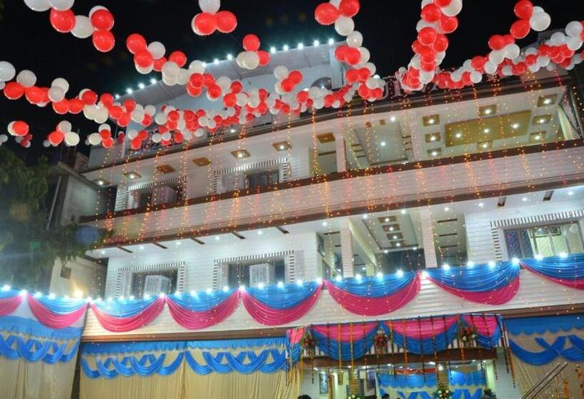 ホテル Urvashi Srinagar