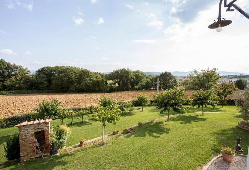 Isa Farmhouse With Swimming Pool Just 20 Minutes From Arezzo, Apartments With Panoramic Views