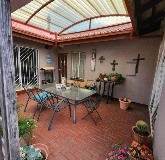 פנסיון Susan Rest And Stay Over Cathy Str, Brackendowns Stays