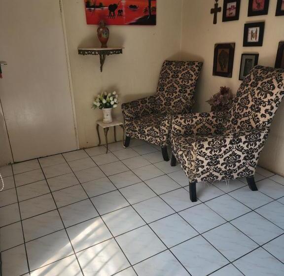 פנסיון Susan Rest And Stay Over Cathy Str, Brackendowns Stays