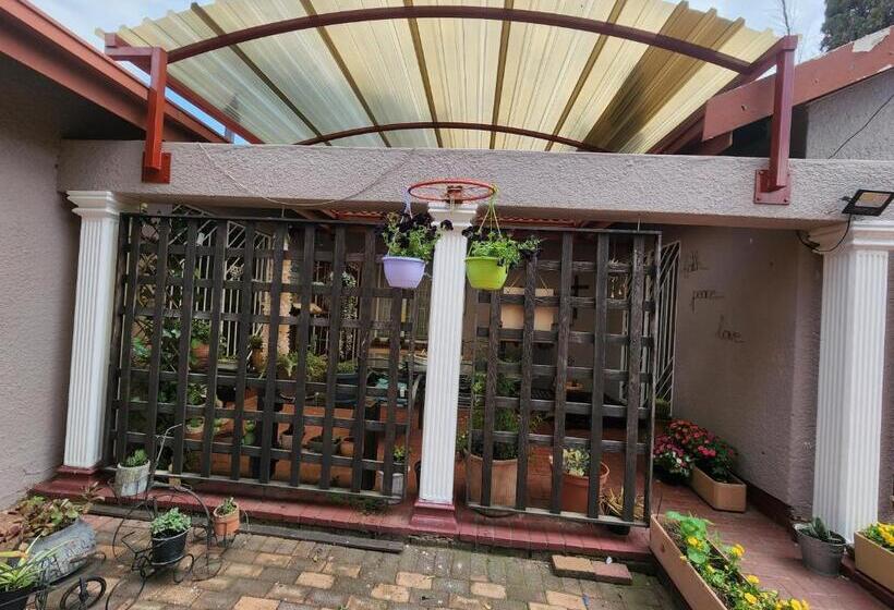 פנסיון Susan Rest And Stay Over Cathy Str, Brackendowns Stays