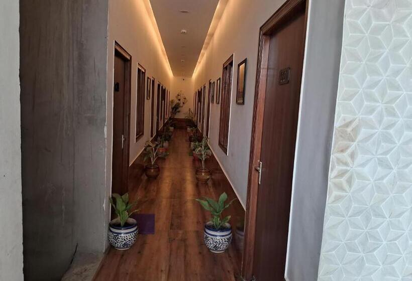 ペンション Apoorva Guest House