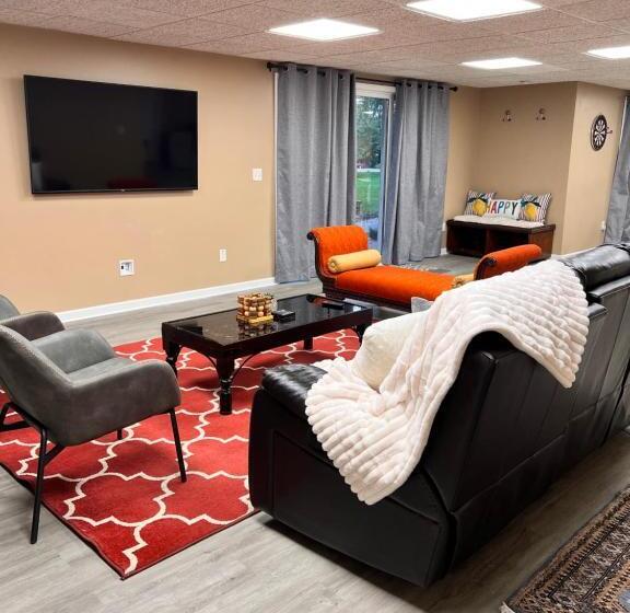 펜션 Charming Canton Guesthouse With Private Entrance & Hot Tub