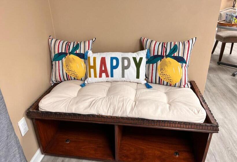 פנסיון Charming Canton Guesthouse With Private Entrance & Hot Tub