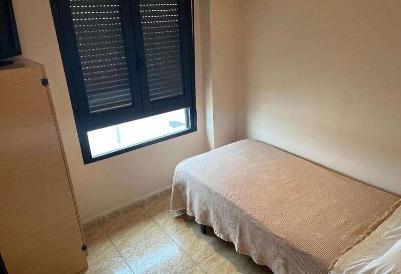 پانسیون Hostal Restaurant El Poligono