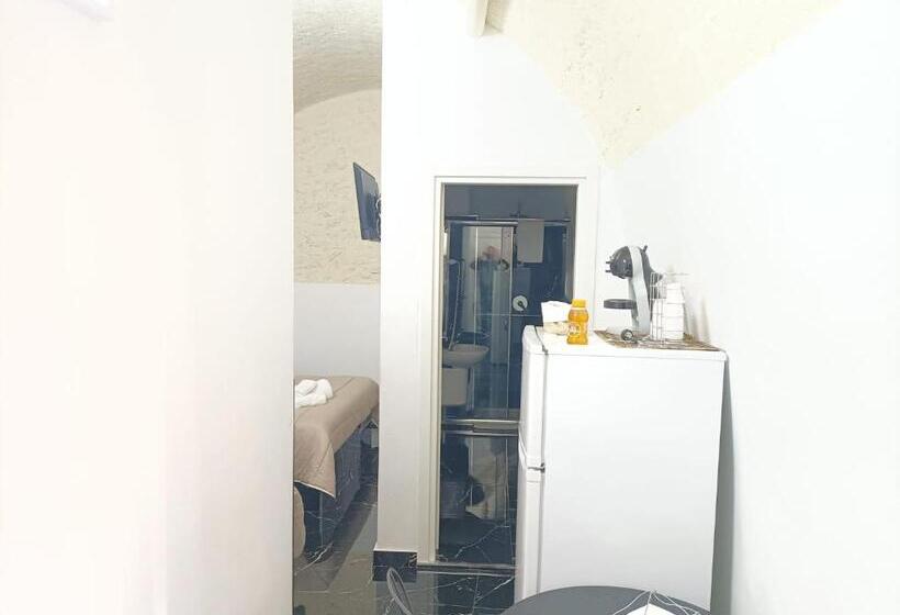 بنسيون Newhouse Rooms Black & White