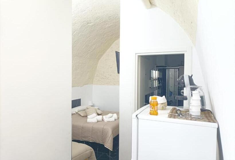 بنسيون Newhouse Rooms Black & White