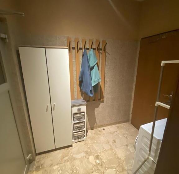 פנסיון Nous Cafe & Restaurant