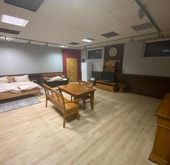 פנסיון Nous Cafe & Restaurant