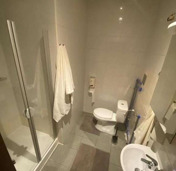 פנסיון Nous Cafe & Restaurant