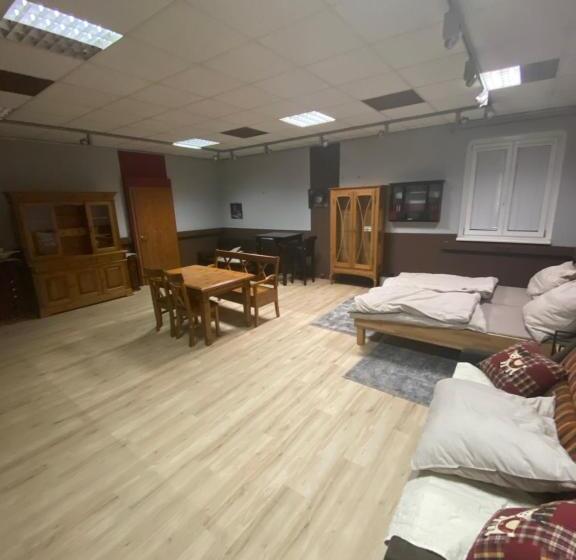 פנסיון Nous Cafe & Restaurant