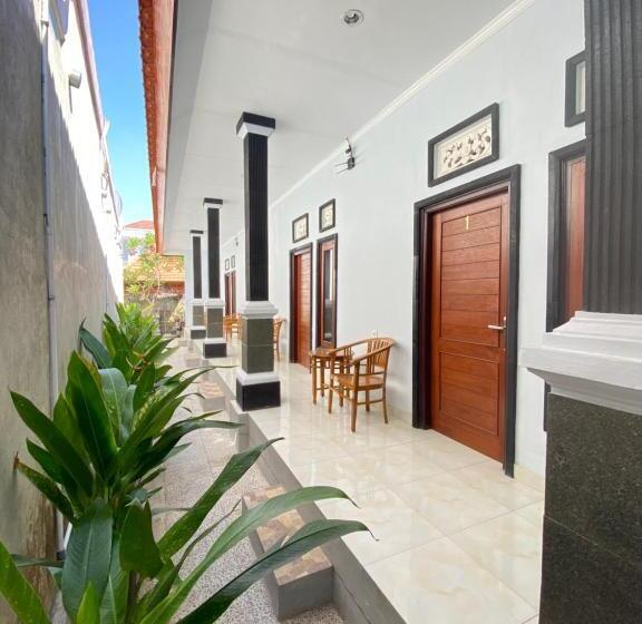 פנסיון Nyoman Guest House