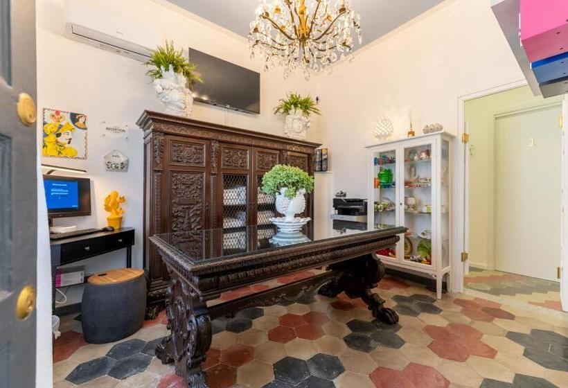 پانسیون Regina Suite