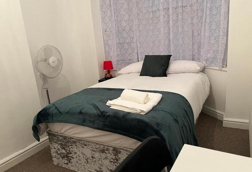 Пансион The Coral Guest House 1 Mile From Winchester Market