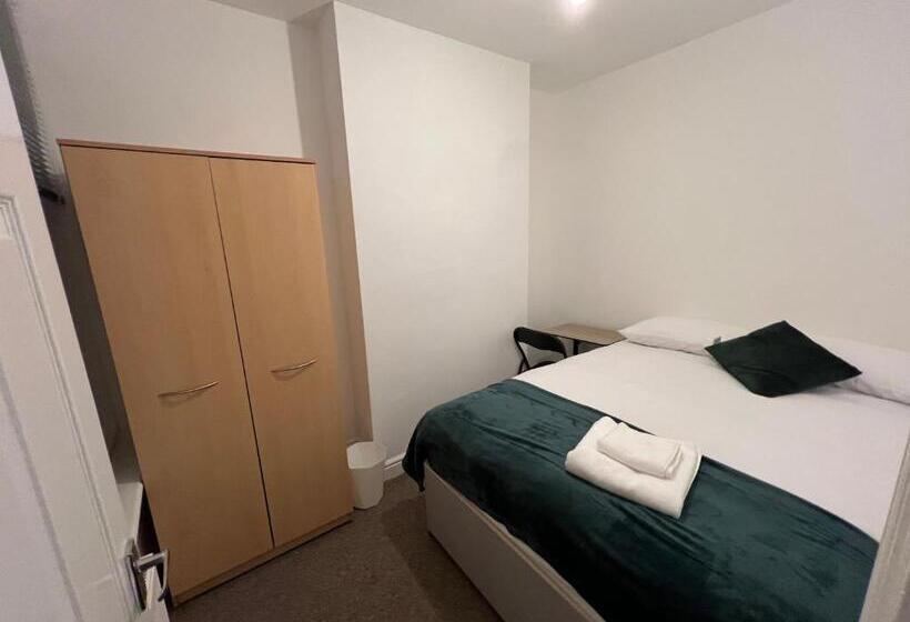 Пансион The Coral Guest House 1 Mile From Winchester Market