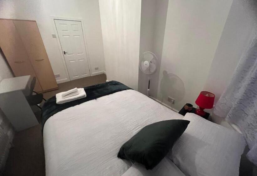 Пансион The Coral Guest House 1 Mile From Winchester Market