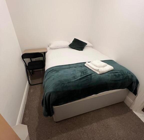 Пансион The Coral Guest House 1 Mile From Winchester Market