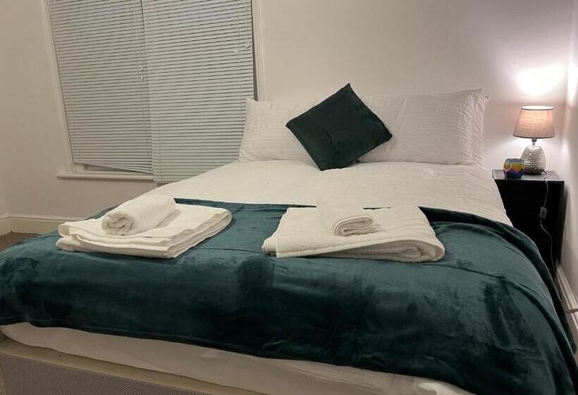 Пансион The Coral Guest House 1 Mile From Winchester Market