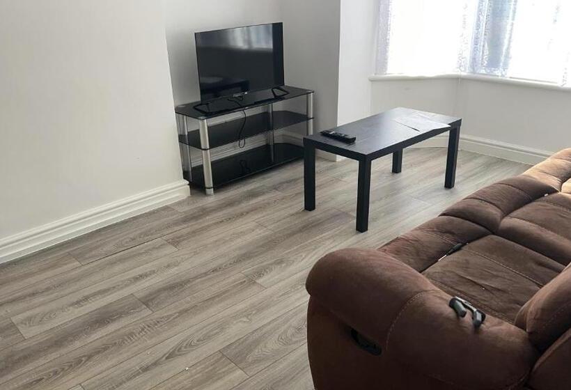 Пансион The Coral Guest House 1 Mile From Winchester Market