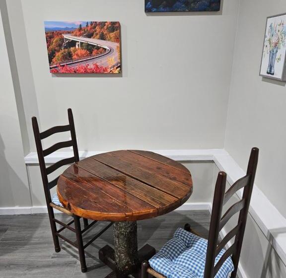 Пансион Toe River Retreat