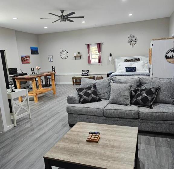 Пансион Toe River Retreat