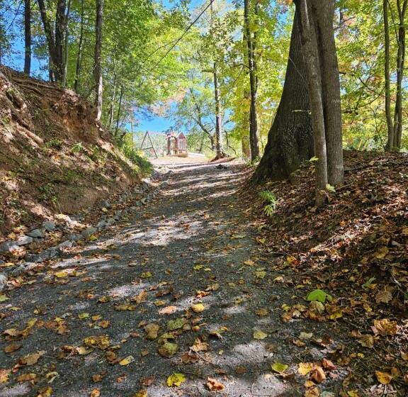 Пансион Toe River Retreat