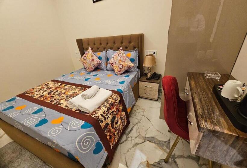 The Lodgers Boutique Hotel Near India Expo Centre & Mart Greater Noida