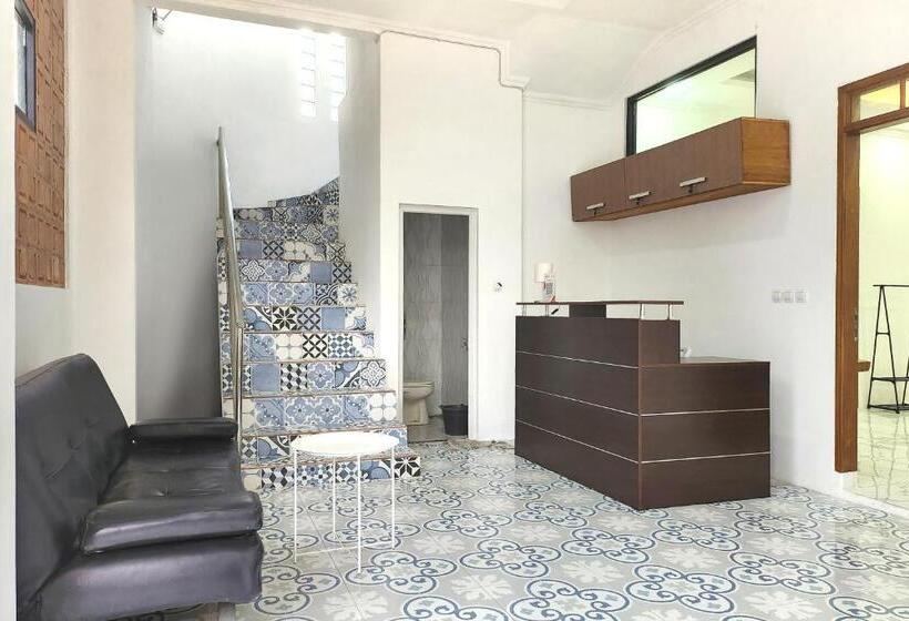 Urbanview Hotel Syariah E Home Aeon Sentul City