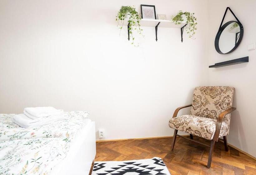 White Wolf House Hostel & Apartments