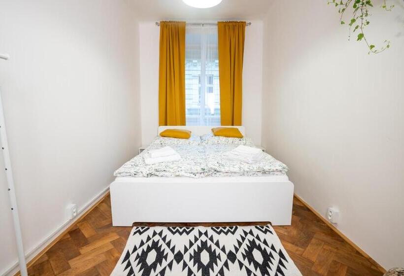 White Wolf House Hostel & Apartments