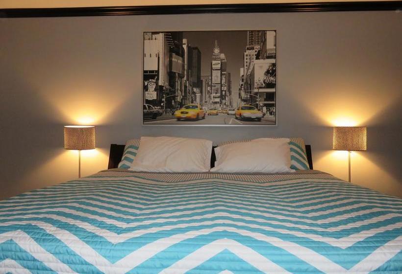 Central Motel Courtyard