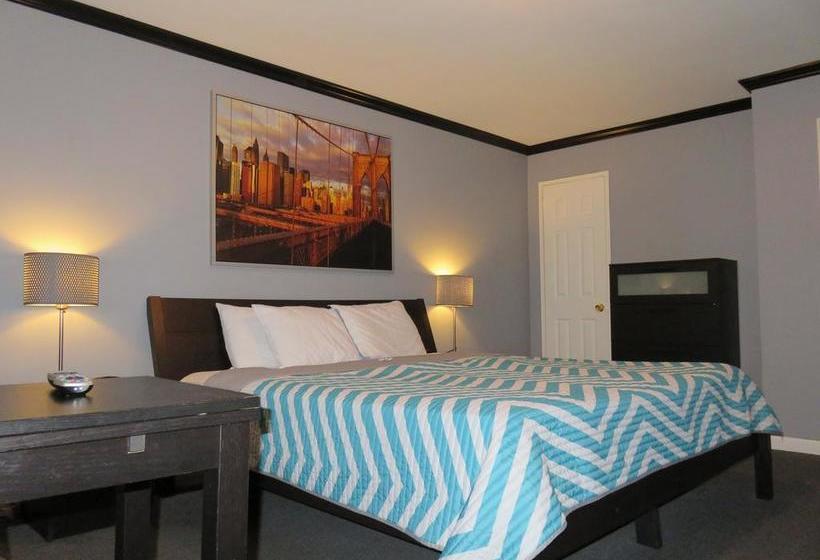 Central Motel Courtyard