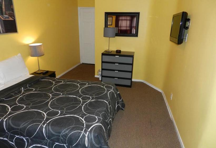 Central Motel Courtyard