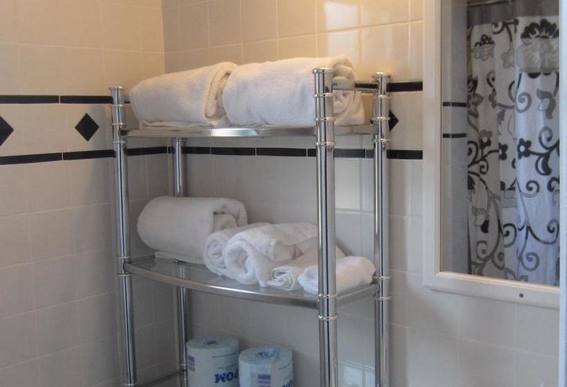 Central Motel Courtyard