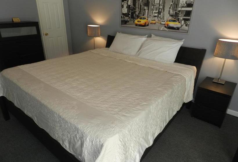 Central Motel Courtyard