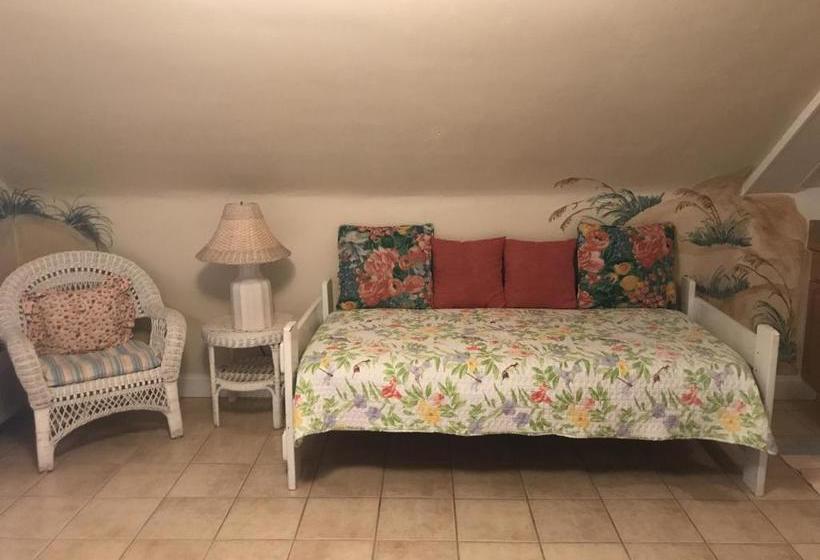 Отель Angie's Guest Cottage