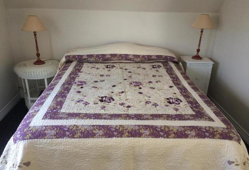 Отель Angie's Guest Cottage