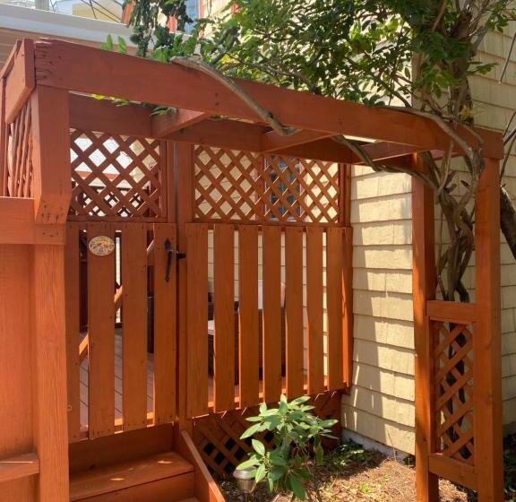 Отель Angie's Guest Cottage