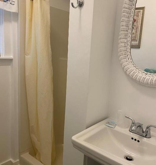 Отель Angie's Guest Cottage