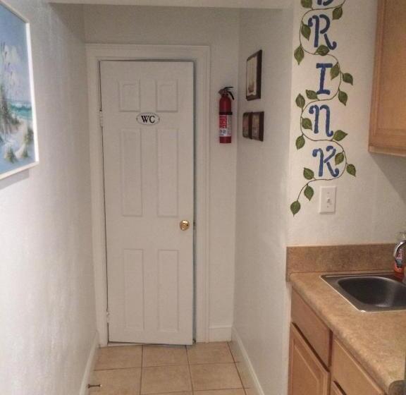 Отель Angie's Guest Cottage