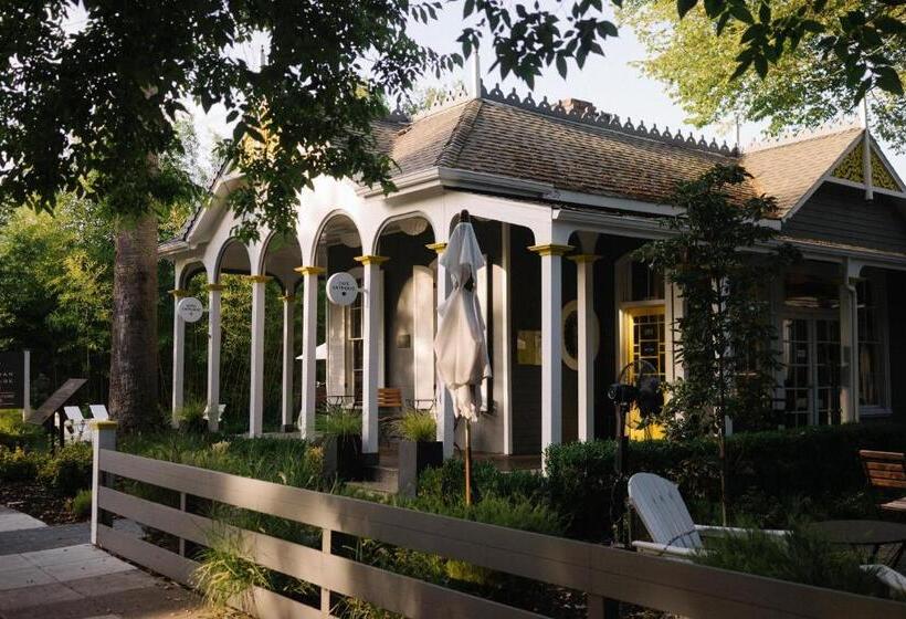 هتل Brannan Cottage Inn