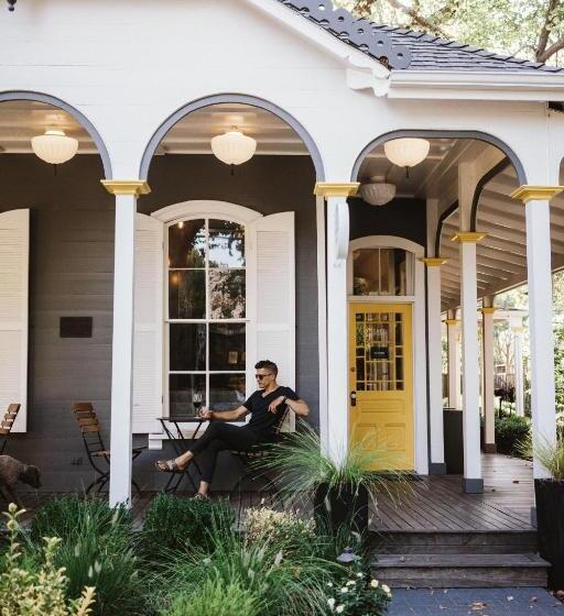 هتل Brannan Cottage Inn