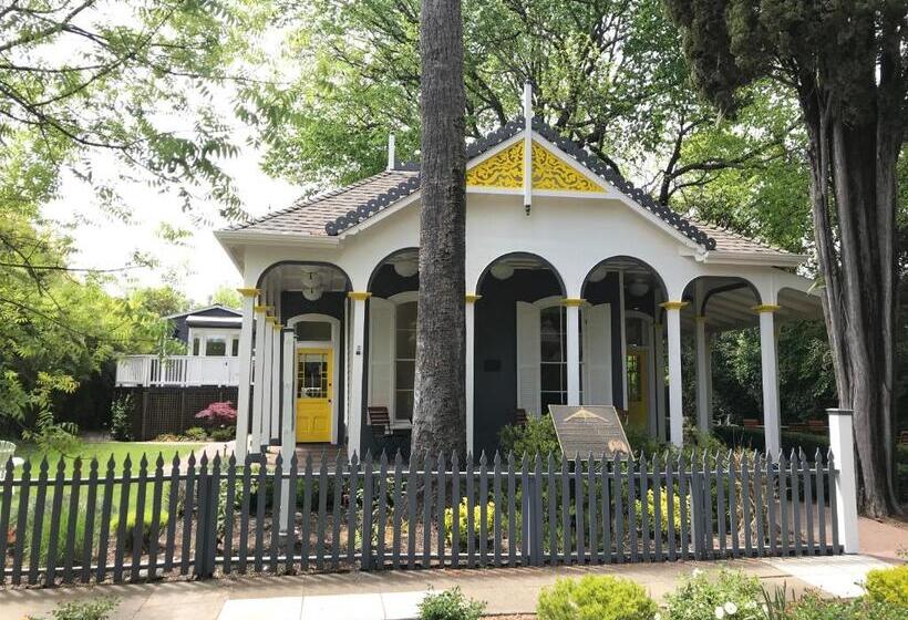 هتل Brannan Cottage Inn