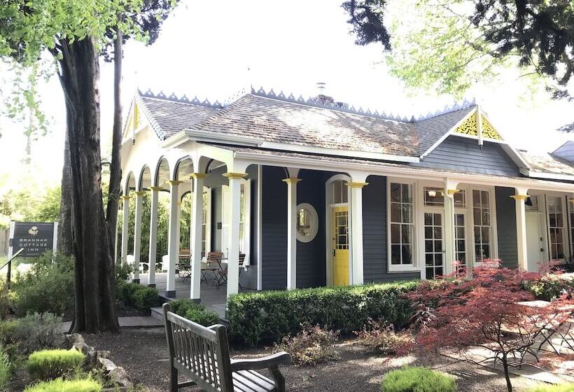 هتل Brannan Cottage Inn