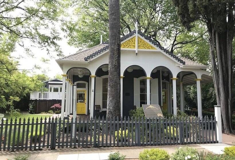 هتل Brannan Cottage Inn