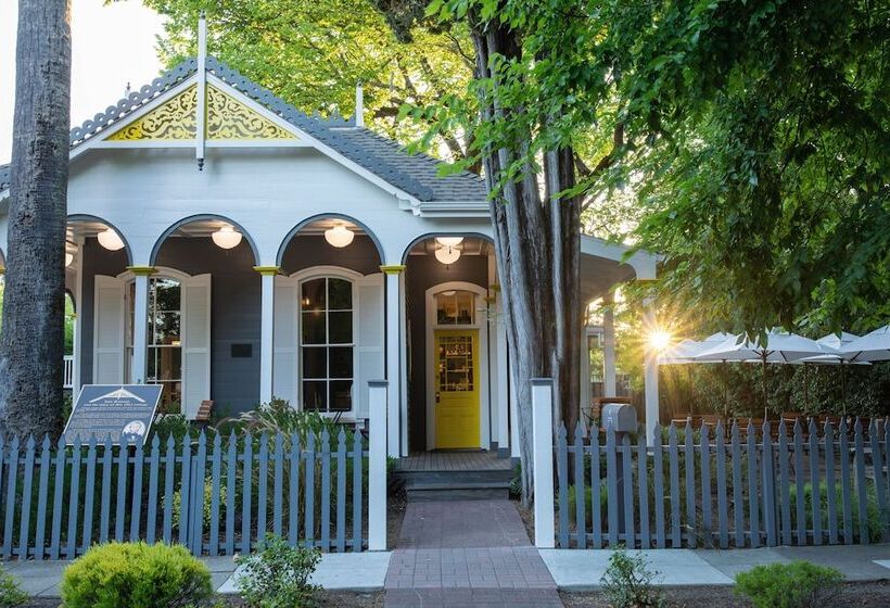 هتل Brannan Cottage Inn